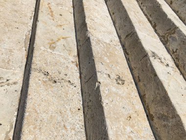 güzel taş adımları yakın çekim güneşli bir günde gri.