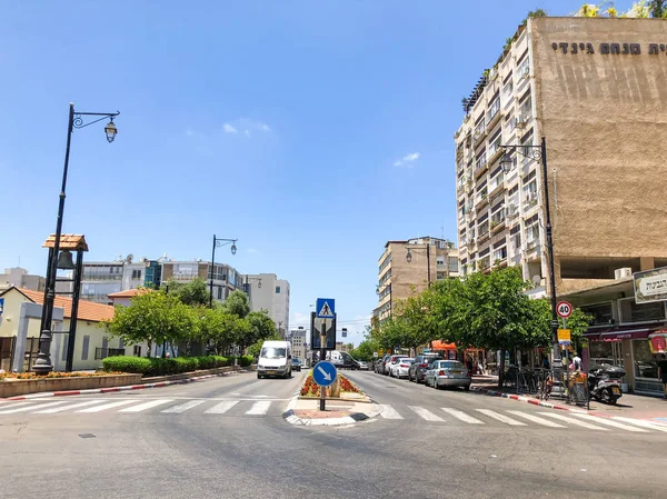 Rishon Le Zion, İsrail - 18 Haziran 2018: Rothschild Street merkezi Rishon Le Zion, İsrail.
