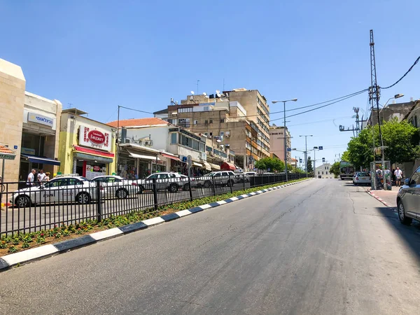 Rishon Le Zion, İsrail - 18 Haziran 2018: Rothschild Street merkezi Rishon Le Zion, İsrail.