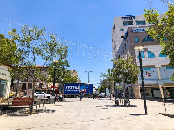 Rishon Le Zion, Israël - 18 juni, 2018: Rothschild Street in het centrum van Rishon Le Zion, Israël. — Stockfoto