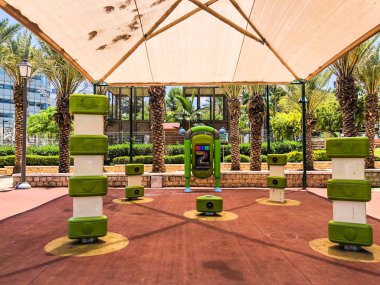 Rishon Le Zion, İsrail-18 Haziran 2018: Park kümesiyle modern çocuklar Bahçesi arka planda Rishon Le Zion, İsrail