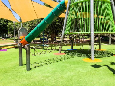 Rishon Le Zion, İsrail-18 Haziran 2018: Park kümesiyle modern çocuklar Bahçesi arka planda Rishon Le Zion, İsrail