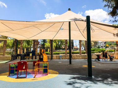 Rishon Le Zion, İsrail-18 Haziran 2018: Park kümesiyle modern çocuklar Bahçesi arka planda Rishon Le Zion, İsrail