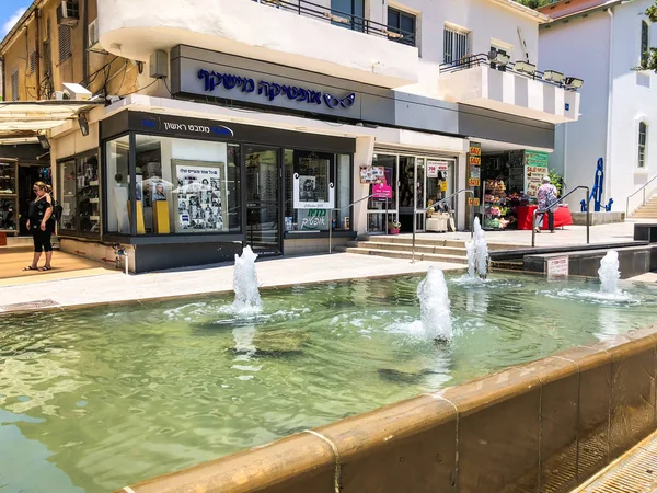 Rishon Le Zion, Israël - 18 juni, 2018: Rothschild Street in het centrum van Rishon Le Zion, Israël — Stockfoto