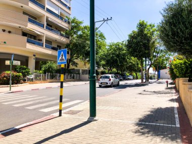 Rishon Le Zion, İsrail-19 Haziran 2018: arabalar yolun Rishon Le Zion, İsrail