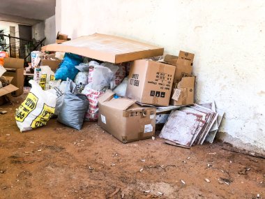Rishon Le Zion, İsrail-19 Haziran 2018: büyük yığın fırlatıp eşyalarını malzeme çöp Rishon Le Zion, İsrail