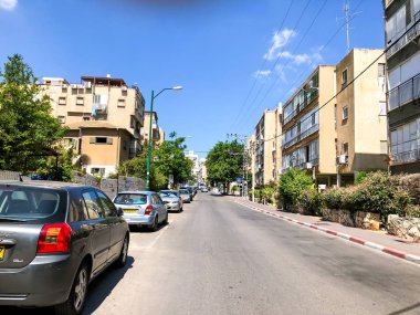 Rishon Le Zion, İsrail-20 Haziran 2018: arabalar yolun Rishon Le Zion, İsrail.
