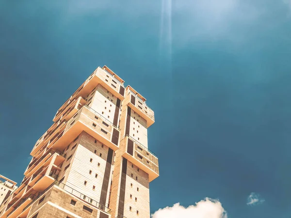 RISHON LE ZION, ISRAEL -JUNIO 18, 2018: Edificio residencial alto en Rishon Le Zion, Israel — Foto de Stock