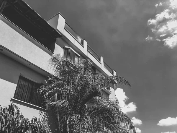 RISHON LE ZION, ISRAEL-JUNE 18, 2018: Private modern houses on the streets in Rishon Le Zion, Israel . — стоковое фото