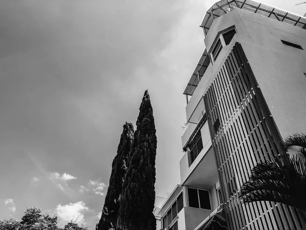 RISHON LE ZION, ISRAEL -JUNE 18, 2018: High residential building in Rishon Le Zion, Israel — Stock Photo, Image