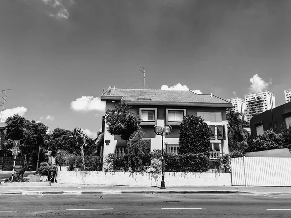 RISHON LE ZION, ISRAEL -JUNIO 18, 2018: Casas modernas privadas en las calles de Rishon Le Zion, Israel . — Foto de Stock