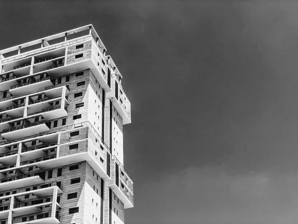 RISHON LE ZION, ISRAEL-JUNE 18, 2018: High residential building in Rishon Le Zion, Israel . — стоковое фото