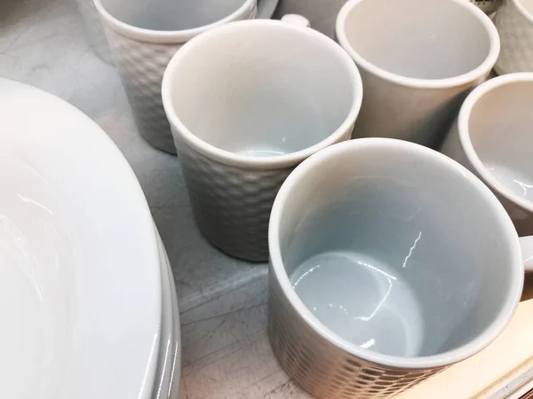 Utensil de cocina, colección de platos blancos de porcelana, tazas y platos Preparación para servir alimentos fríos y calientes — Foto de Stock