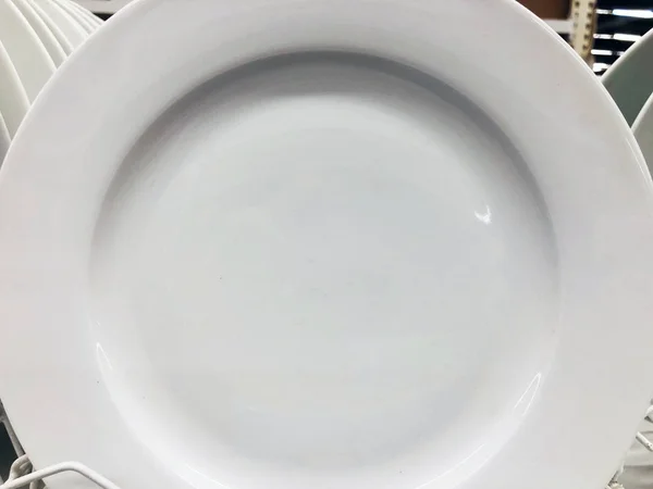 Ustensile de cuisine, collection de plats, bols et assiettes en porcelaine blanche se préparant à servir des aliments chauds et froids — Photo