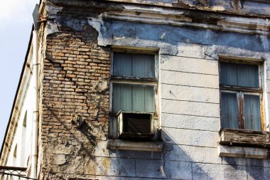Yaz günlerinde eski Tiflis mimarisi, penceresi ve dış dekoru
