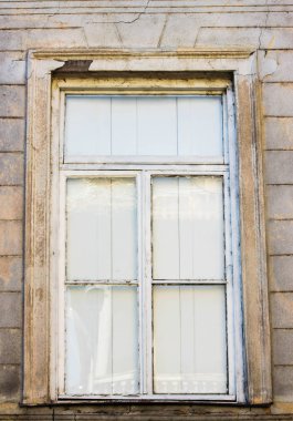 Yaz günlerinde eski Tiflis mimarisi, penceresi ve dış dekoru