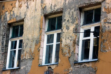 Yaz günlerinde eski Tiflis mimarisi, penceresi ve dış dekoru