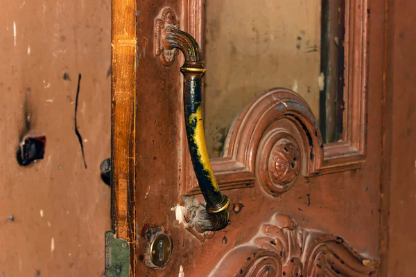 Antiguo primer plano de puerta de madera con detalles vintage . — Foto de Stock