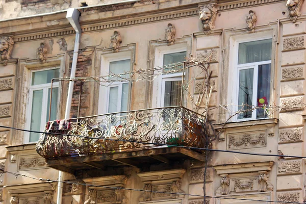 Yaz günlerinde eski Tiflis mimarisi, penceresi ve dış dekoru — Stok fotoğraf