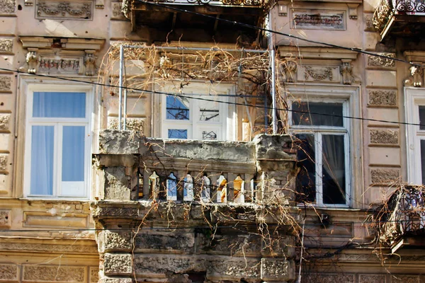 Stare Tbilisi architektura, okno i wystrój zewnętrzny w letni dzień — Zdjęcie stockowe