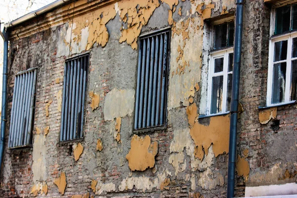 Antiga arquitetura Tbilisi, janela e decoração exterior no dia de verão — Fotografia de Stock