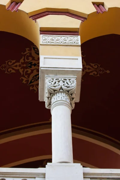 Detalhes da decoração Art-Nouveau da fachada em Old Tbilisi, Geórgia. — Fotografia de Stock