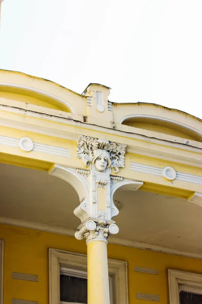 Detalhes da decoração Art-Nouveau da fachada em Old Tbilisi, Geórgia. — Fotografia de Stock