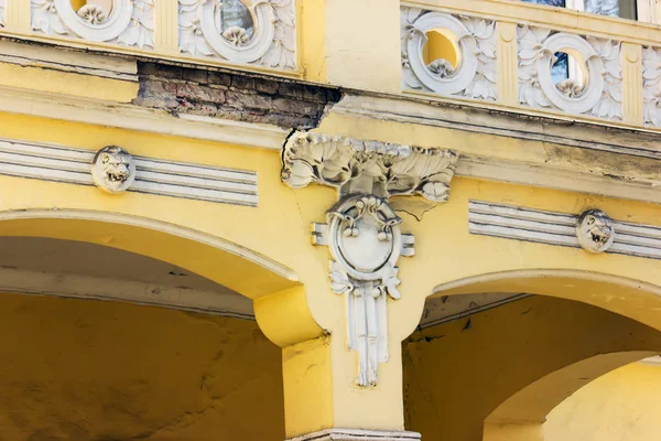 Detalhes da decoração Art-Nouveau da fachada em Old Tbilisi, Geórgia. — Fotografia de Stock