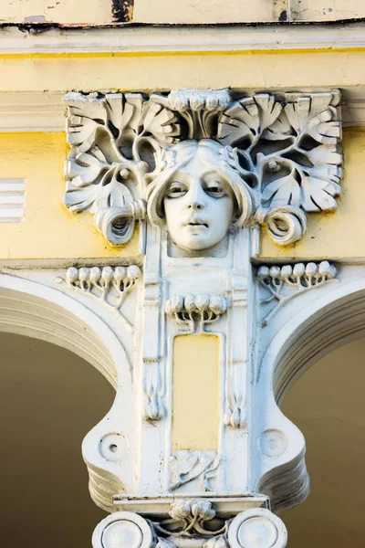 Detalhes da decoração Art-Nouveau da fachada em Old Tbilisi, Geórgia. — Fotografia de Stock