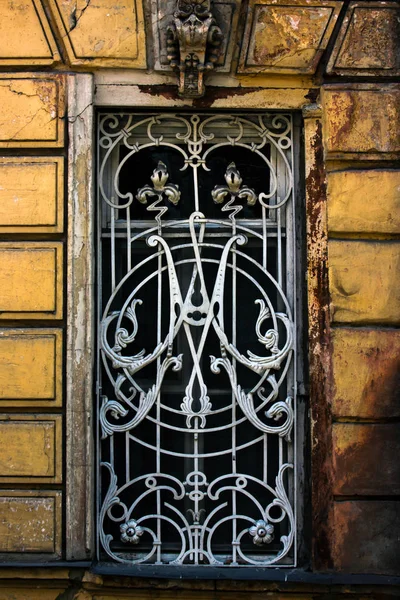 Arhitectură veche Tbilisi, ferestre și decor exterior în ziua de vară — Fotografie, imagine de stoc