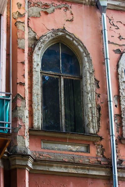 Old Tbilisi architecture, window and exterior decor in summer day — Stock Photo, Image