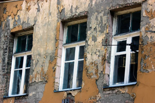 Antigua arquitectura Tiflis, ventana y decoración exterior en el día de verano — Foto de Stock