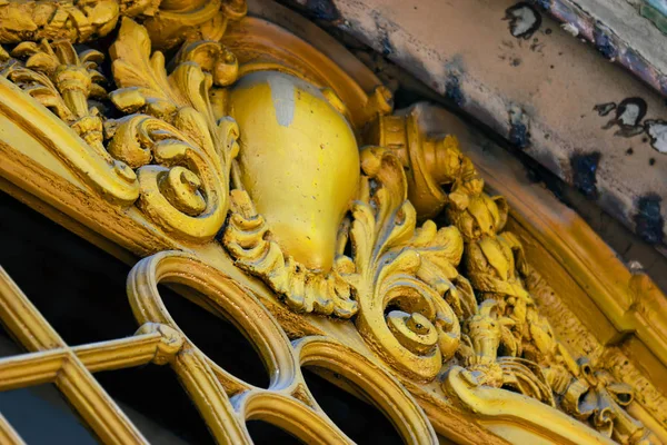 Detalhes da decoração Art-Nouveau da fachada em Old Tbilisi, Geórgia. — Fotografia de Stock