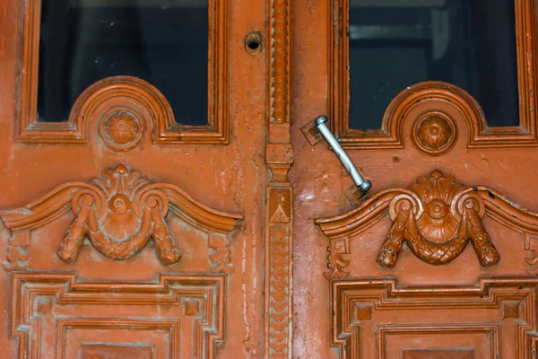 Antiguo primer plano de puerta de madera con detalles vintage . — Foto de Stock