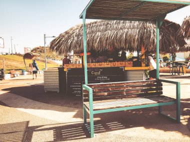 Rishon Le Zion, İsrail - 23 Haziran 2018: Plaj cafe deniz Rishon Le Zion, İsrail.