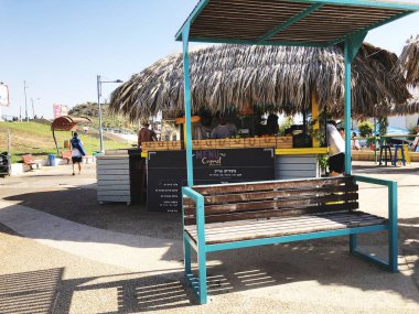 Rishon Le Zion, İsrail - 23 Haziran 2018: Plaj cafe deniz Rishon Le Zion, İsrail.