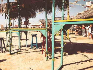 Rishon Le Zion, İsrail - 23 Haziran 2018: Plaj cafe deniz Rishon Le Zion, İsrail.