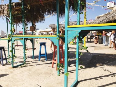 Rishon Le Zion, İsrail - 23 Haziran 2018: Plaj cafe deniz Rishon Le Zion, İsrail.