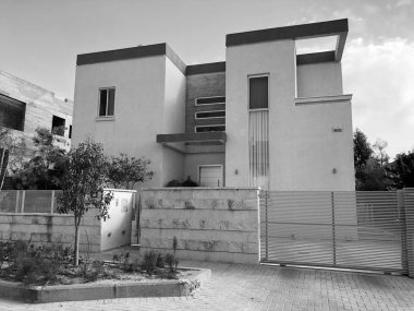 Rishon Lezion, İsrail sokakta büyük ahşap çit ile özel modern evler