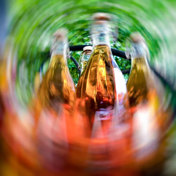 Uppspelningseffekt georgiska naturliga vitt vin på flaska i glasflaskor. Nära upp skott — Stockfoto