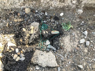 Taşlar yere yakın: İnşaat, beton duvar, Tel