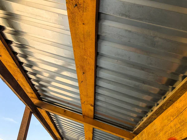 アルミニウム屋根、歩行者通りの構築に関する経過の木造建築 — ストック写真