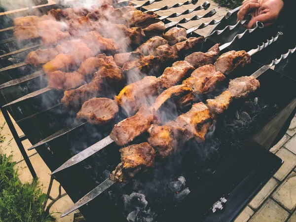 Mcvadi - shashlik preparándose en una parrilla de barbacoa sobre carbón vegetal. Carnes asadas apiladas cocina tradicional en Georgia —  Fotos de Stock