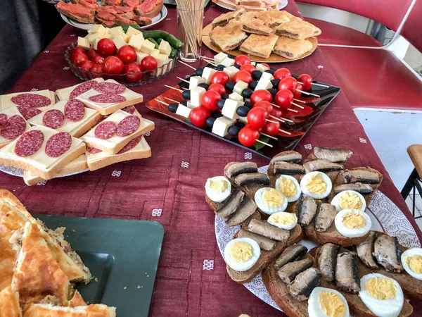 Cena buffet en la cabaña. Fiesta en la naturaleza, sándwiches, pastel con carne, khachapuri, pescado, verduras — Foto de Stock
