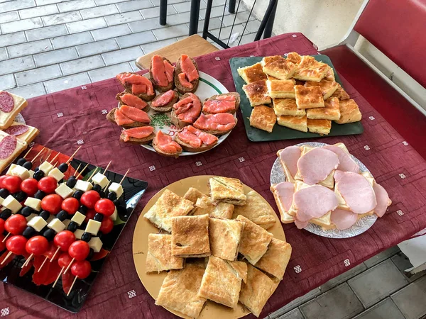 Cină tip bufet la cabană. Sărbătoare pe natura, sandwich-uri, plăcintă cu carne, khachapuri, pește, legume — Fotografie, imagine de stoc