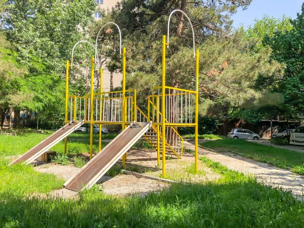 Tbilisi, Grúzia - Május 17, 2018: játszótér játékok. Vas építési közelében a lakóépület udvarán. Tavasz a városban. — Stock Fotó