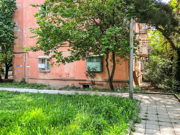 Tiflis, Gürcistan--17 Mayıs 2018: bir ev, çiçeği ağaçlar, yeşil çimen, bahçedeki Araba avlusuna. Şehir ilkbaharda
