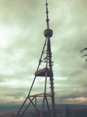  Gökyüzü arka planındaki TV kulesi