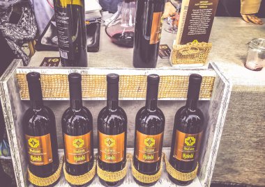 Tiflis, Gürcistan - 12 Mayıs 2018: Gürcüce Festivali şarap ve şarap füniküler Tiflis, Gürcistan'daki üzerinde Mtatsminda Park yapımı