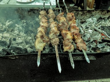 Marine şaşlık bir Barbekü ızgara üzerinde kömür hazırlama. Yığılmış et şiş kebap Gürcistan içinde popüler kavrulmuş. Gürcistan'daki geleneksel mutfağı